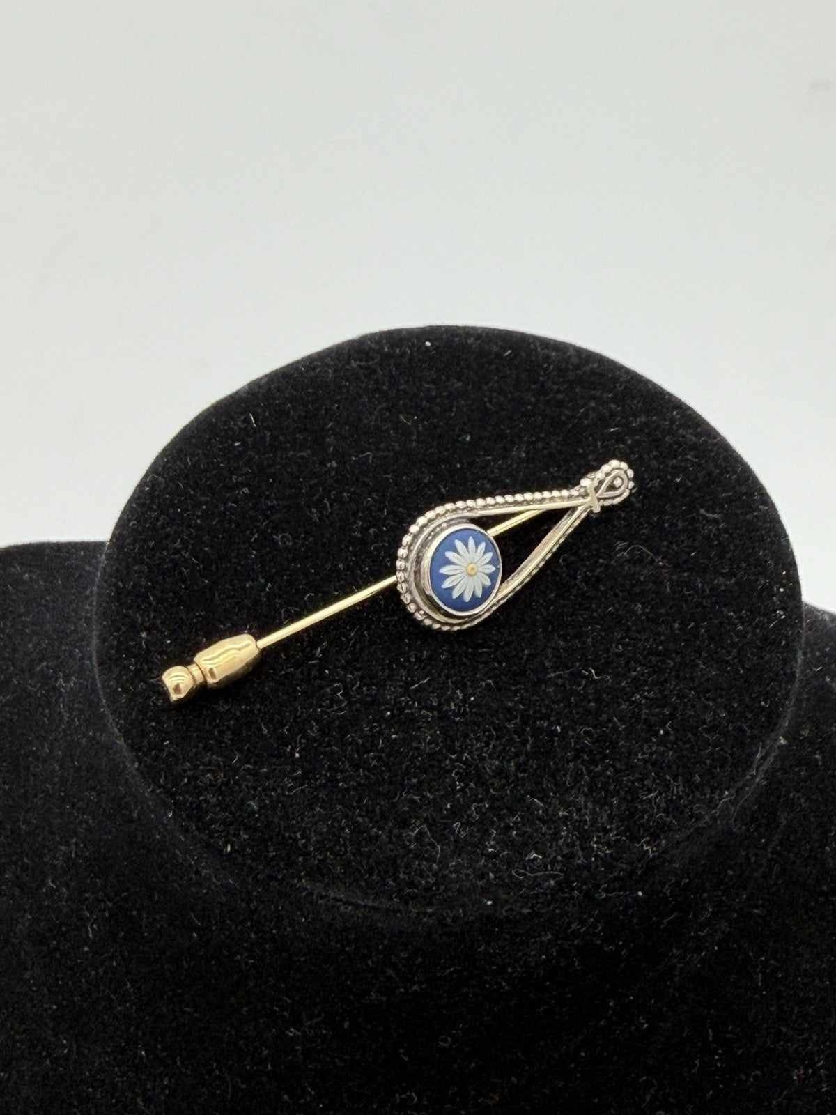 Rare Wedgwood Jasperware Stick Pin Brooch White Jasper Daisy On Blue  Marks JW