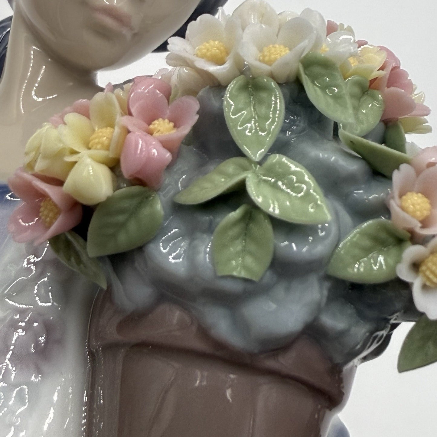 Vintage Lladro Spain FLOR MARIA Girl With Flowers Porcelain Figurine 5490 10”