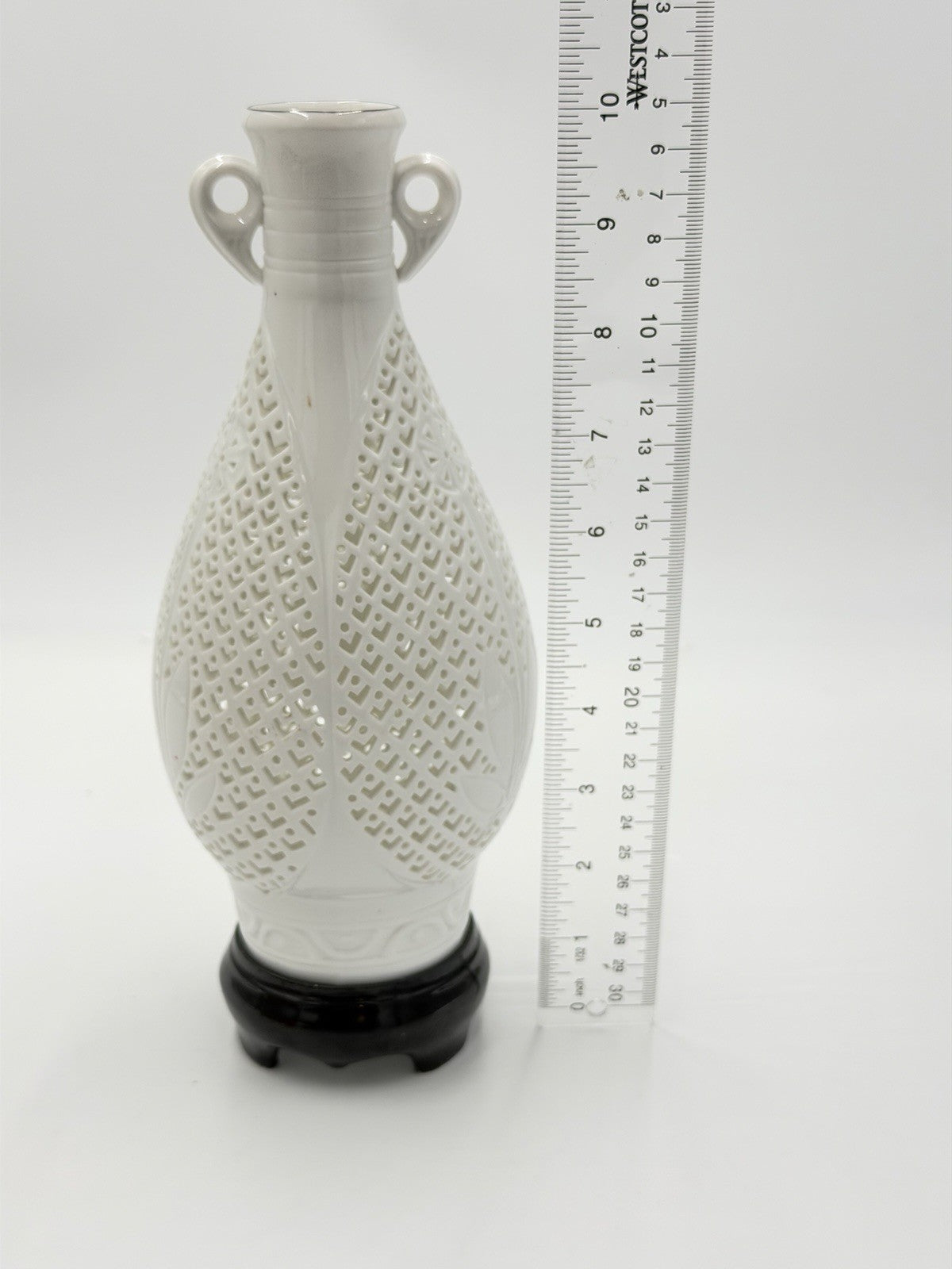 Chinese BLANC DE CHINE Dehua White Porcelain Reticulated Filigree Lattice Vase