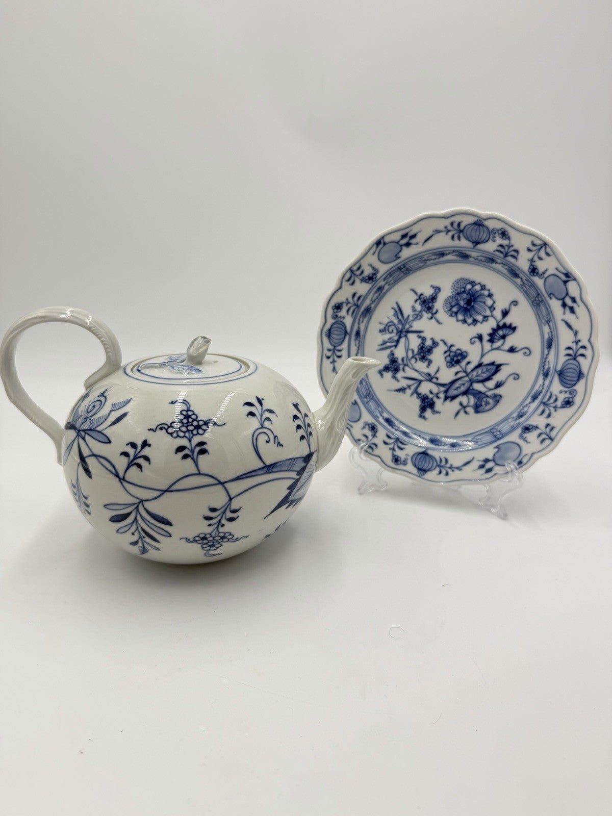 Antique Meissen Porcelain Blue Onion Teapot & Saucer Pot Germany Flower Lid