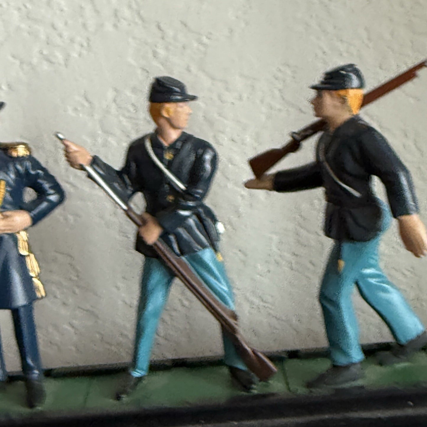 Vintage Blue Box Toys Metal Soldiers Figurines 4 Pieces Set With Stand