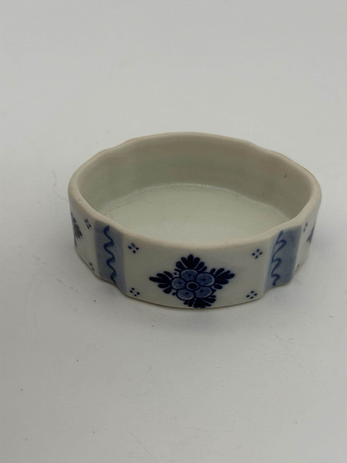 Delft Blue/white Pottery Holland red Tulip Ceramic Painted Trinket Box 2”x2.5”