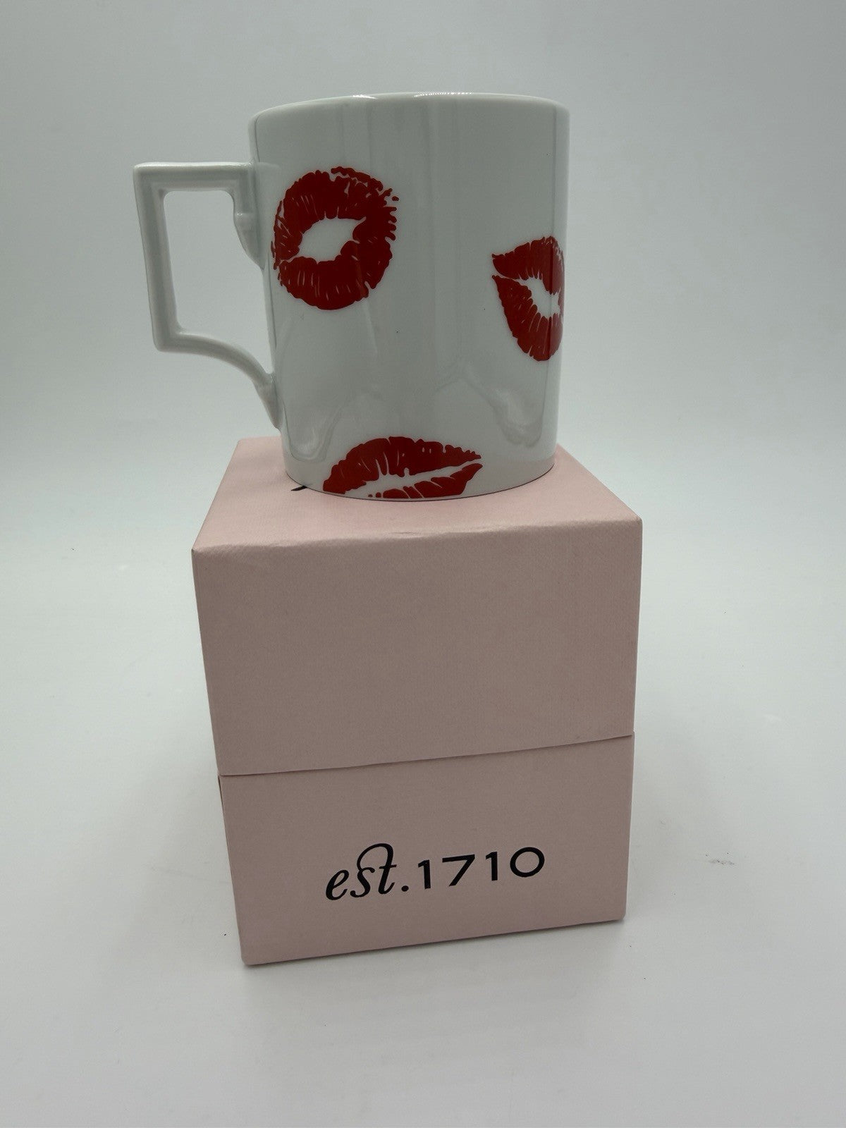 New Meissen Porcelain Germany Berlin Kisses Coffee Mug 3.5”H Box