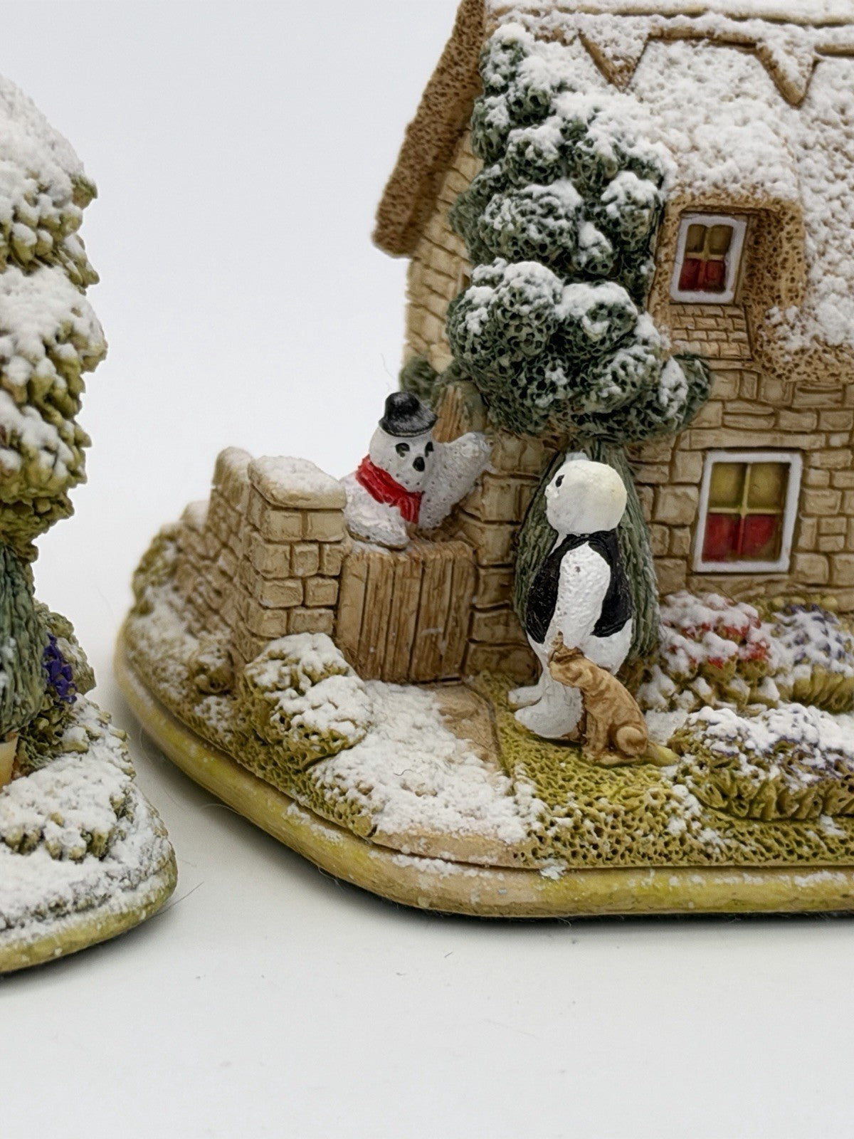 Lilliput Lane Winter Warmer cottage Ice to Meet You 2001 England Figurines 2”