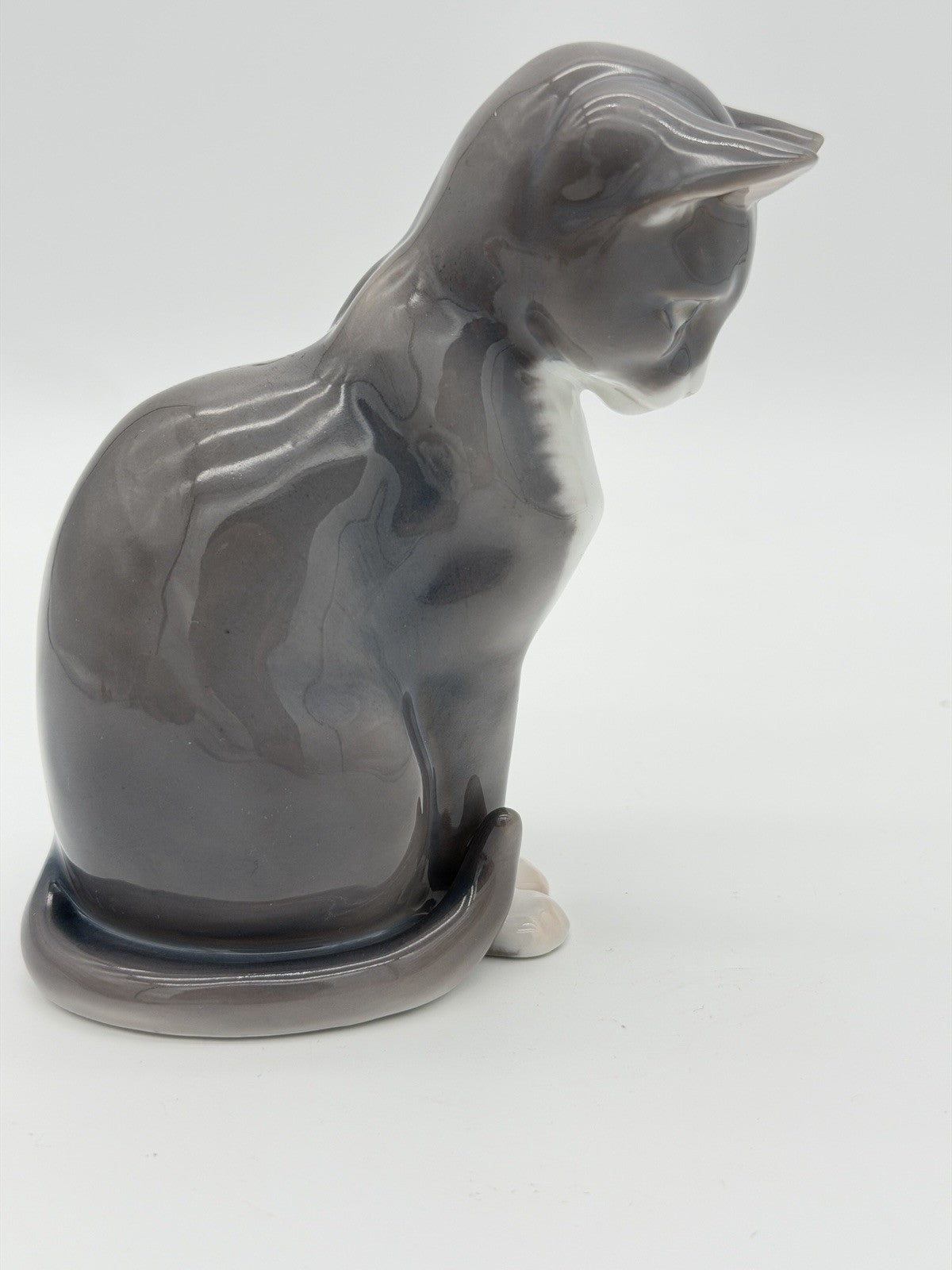 Bing & Grondahl Porcelain Copenhagen Denmakr Cat Sitting #1876 Grey & White 4.5”