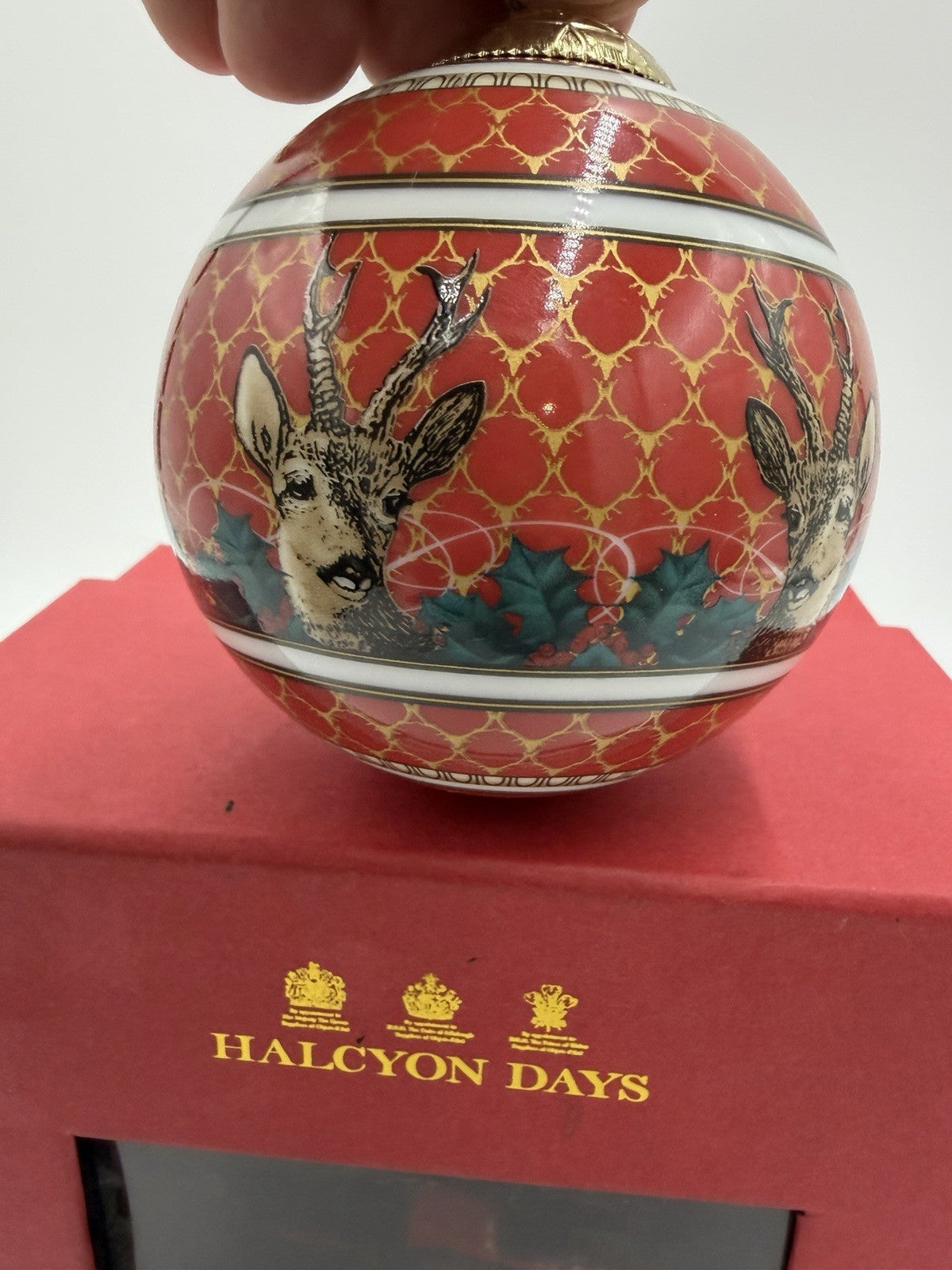 RARE HALCYON DAYS GORDON CASTLE ANTLER TRELLIS Porcelain Ball Red Ornament