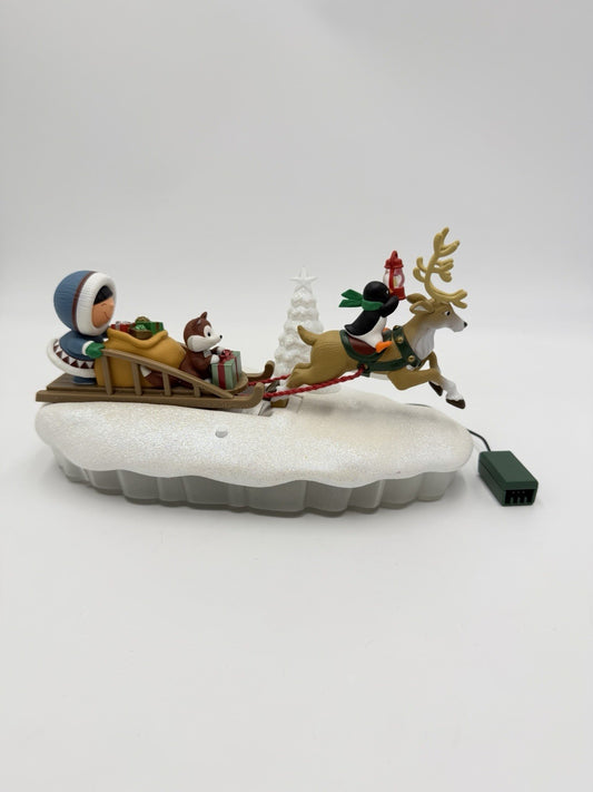 Hallmark 2015 Here Comes Frosty Friends Christmas Tabletop Decor Reindeer