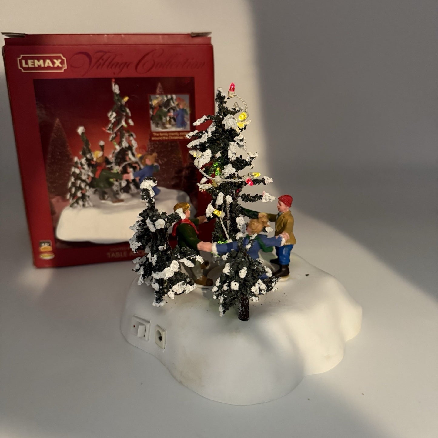 LEMAX Village Collection 2004 : Merry Christmas Tree #44190 - Animated & Lighted