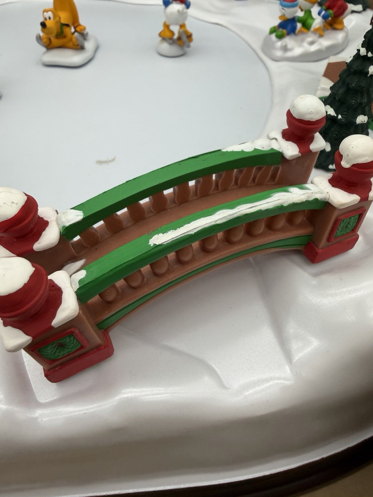 Mr Christmas 1996 Disney Mickeys Holiday Skaters Ice Skating Pond Rink Complete