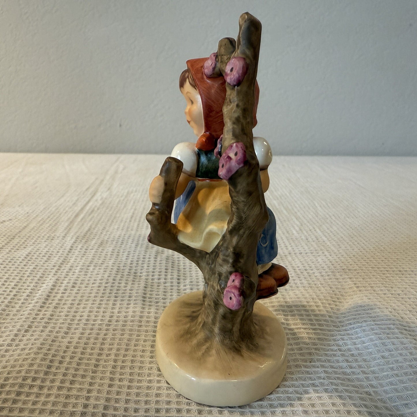 Goebel Hummel Figurine #141 3/0 Apple Tree Girl 4in Tall Germany Red Scarf