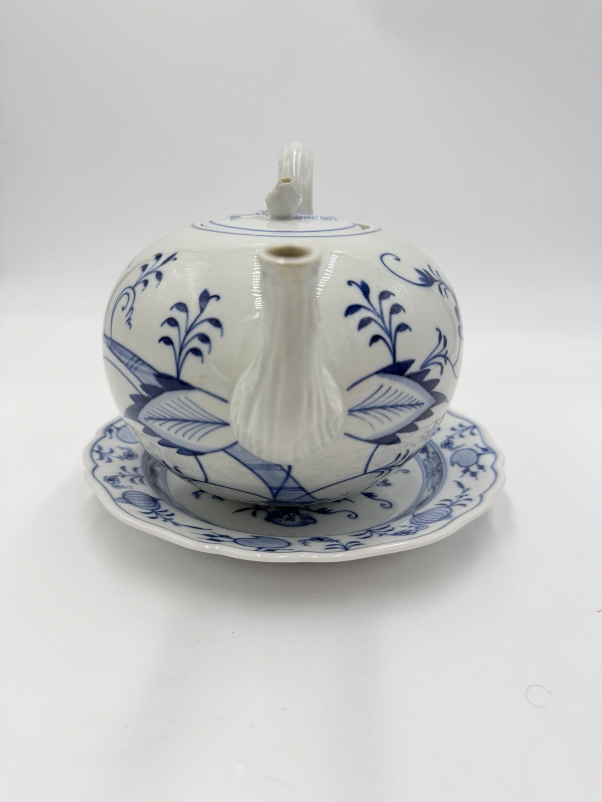 Antique Meissen Porcelain Blue Onion Teapot & Saucer Pot Germany Flower Lid