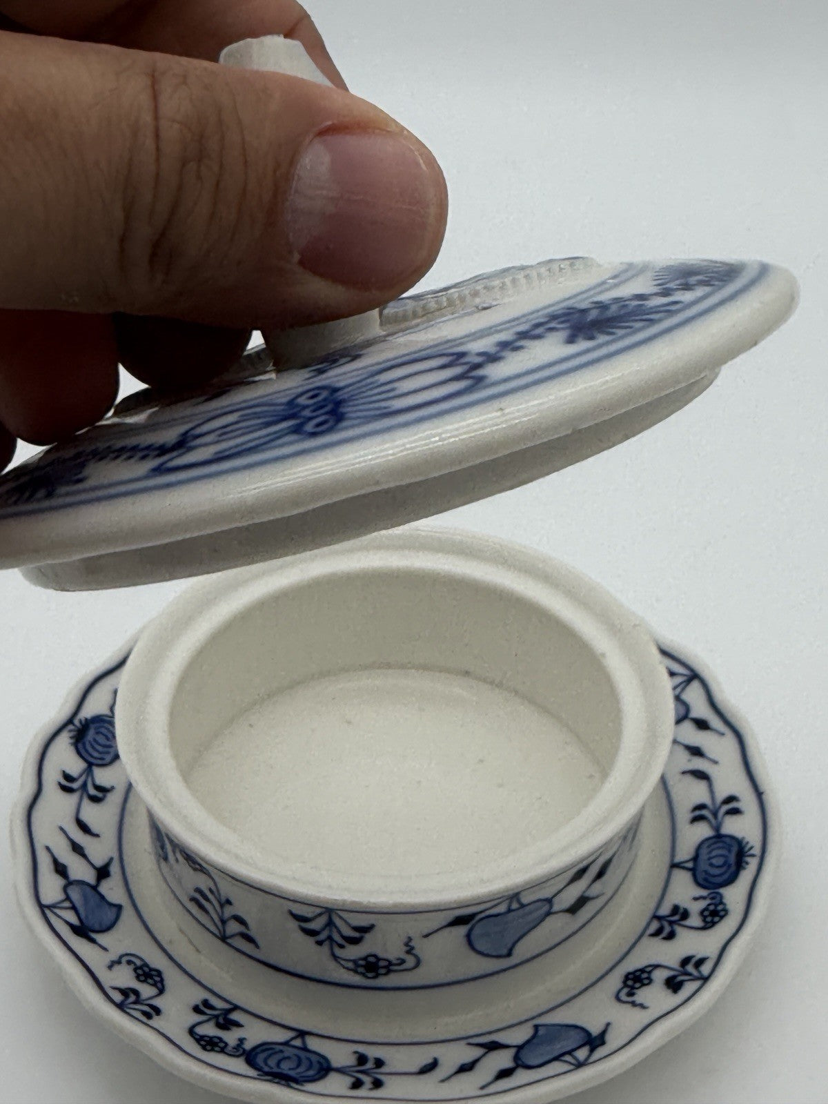 Meissen Porcelain Blue Onion Covered Round Butter Dish Rose Top Germany