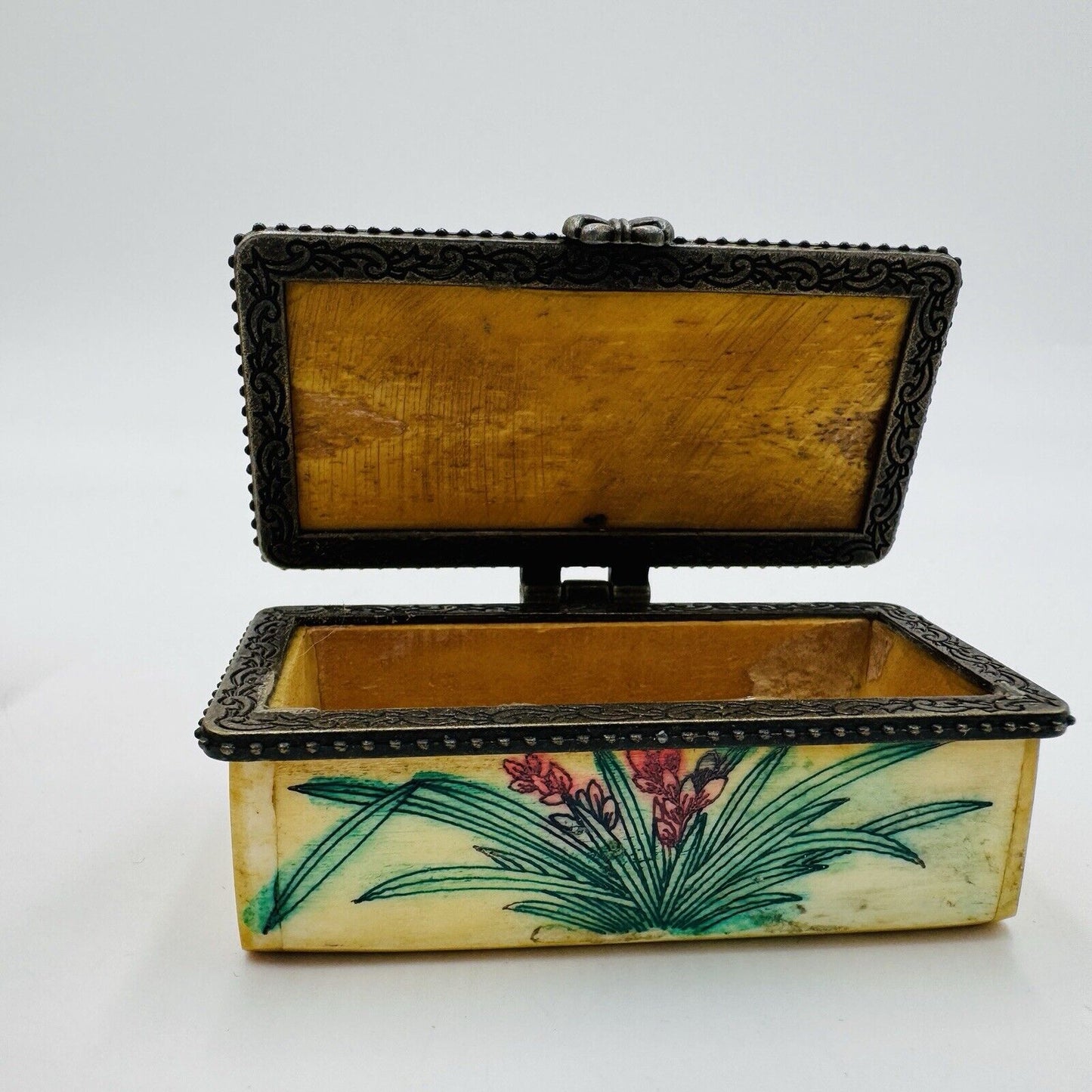 Antique Japanese Hand carved decorated Trinket box Painted geishas Miniature